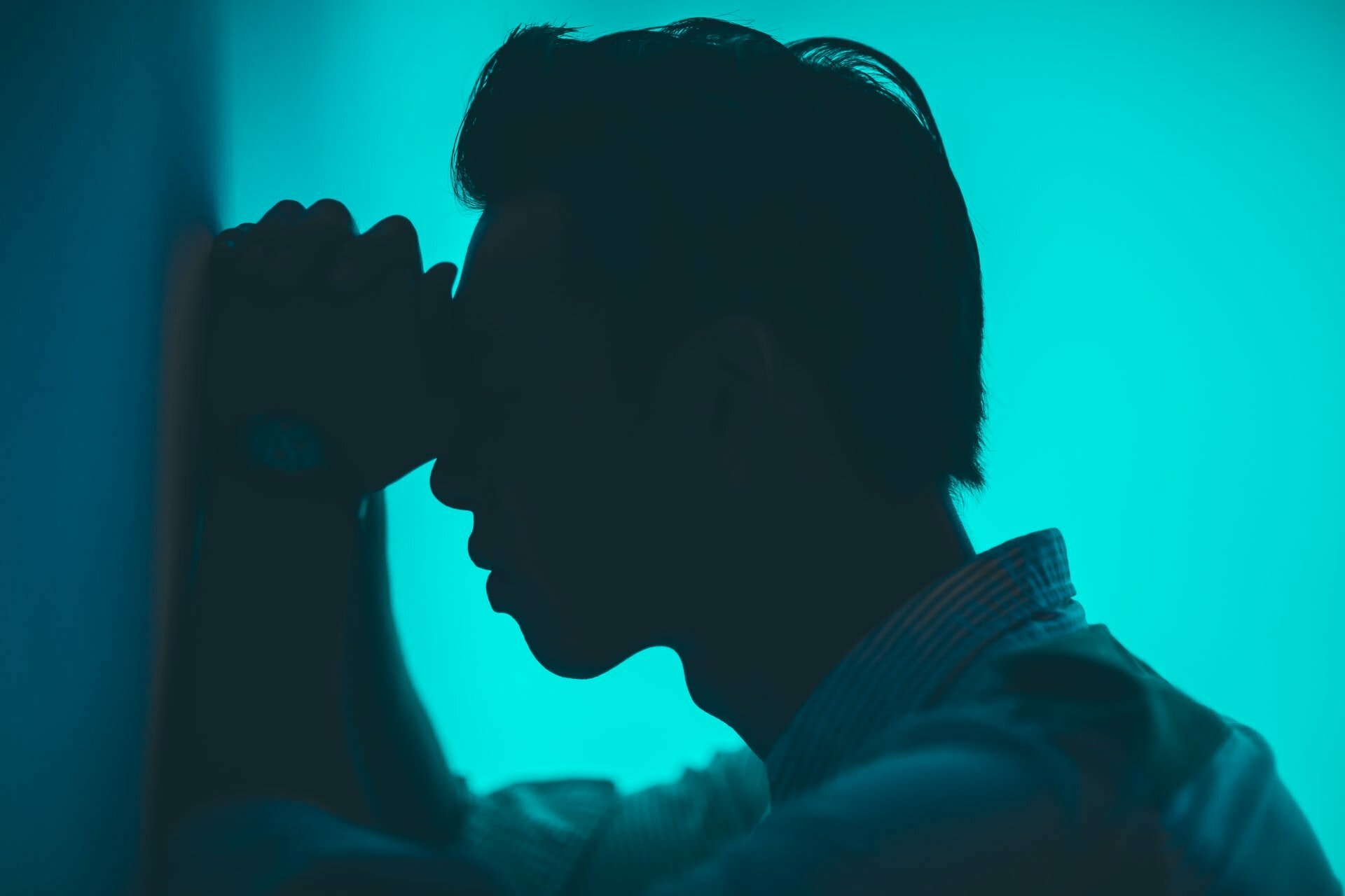 a person with the hand on the face