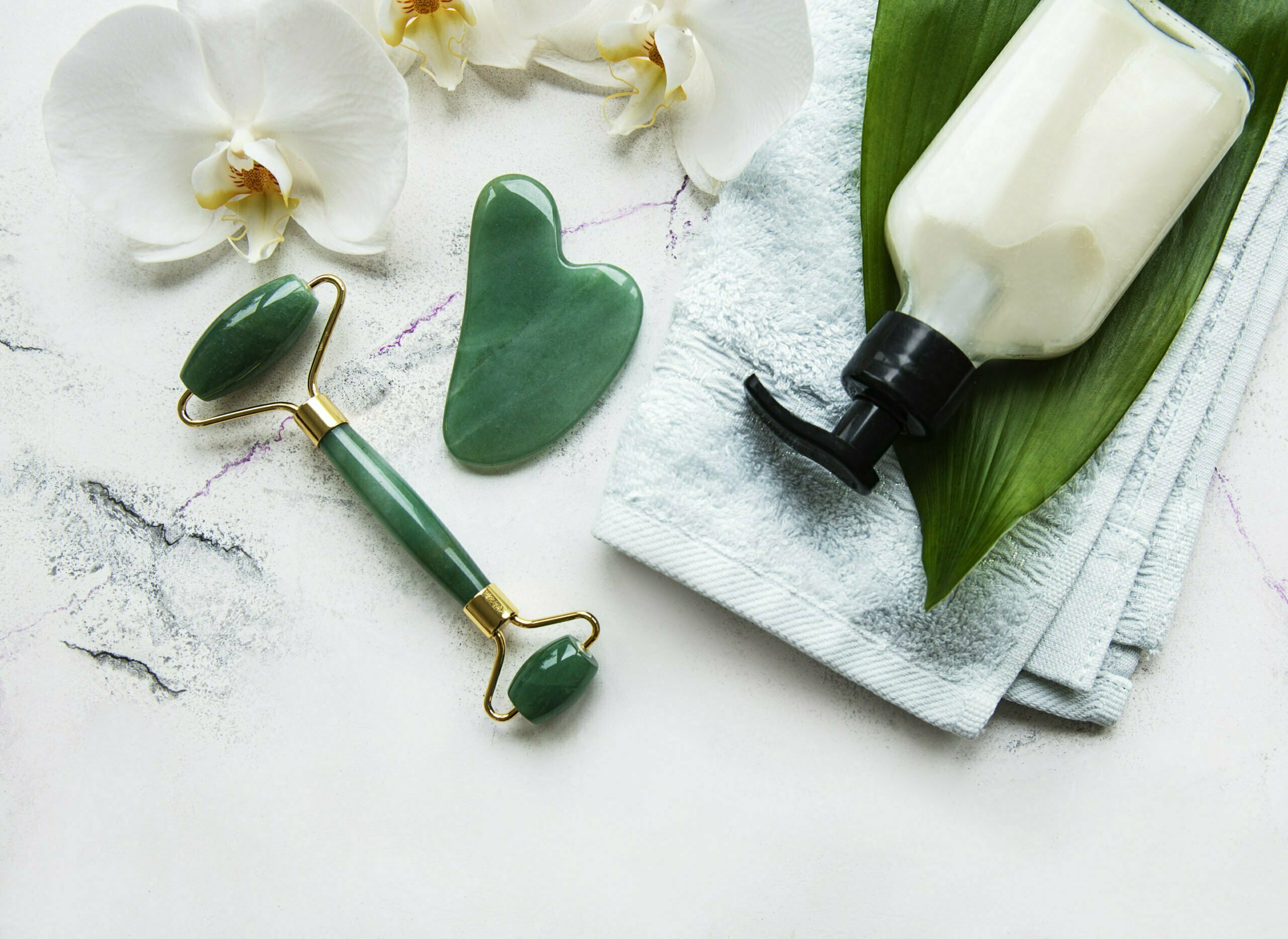 Jade face roller with lotion